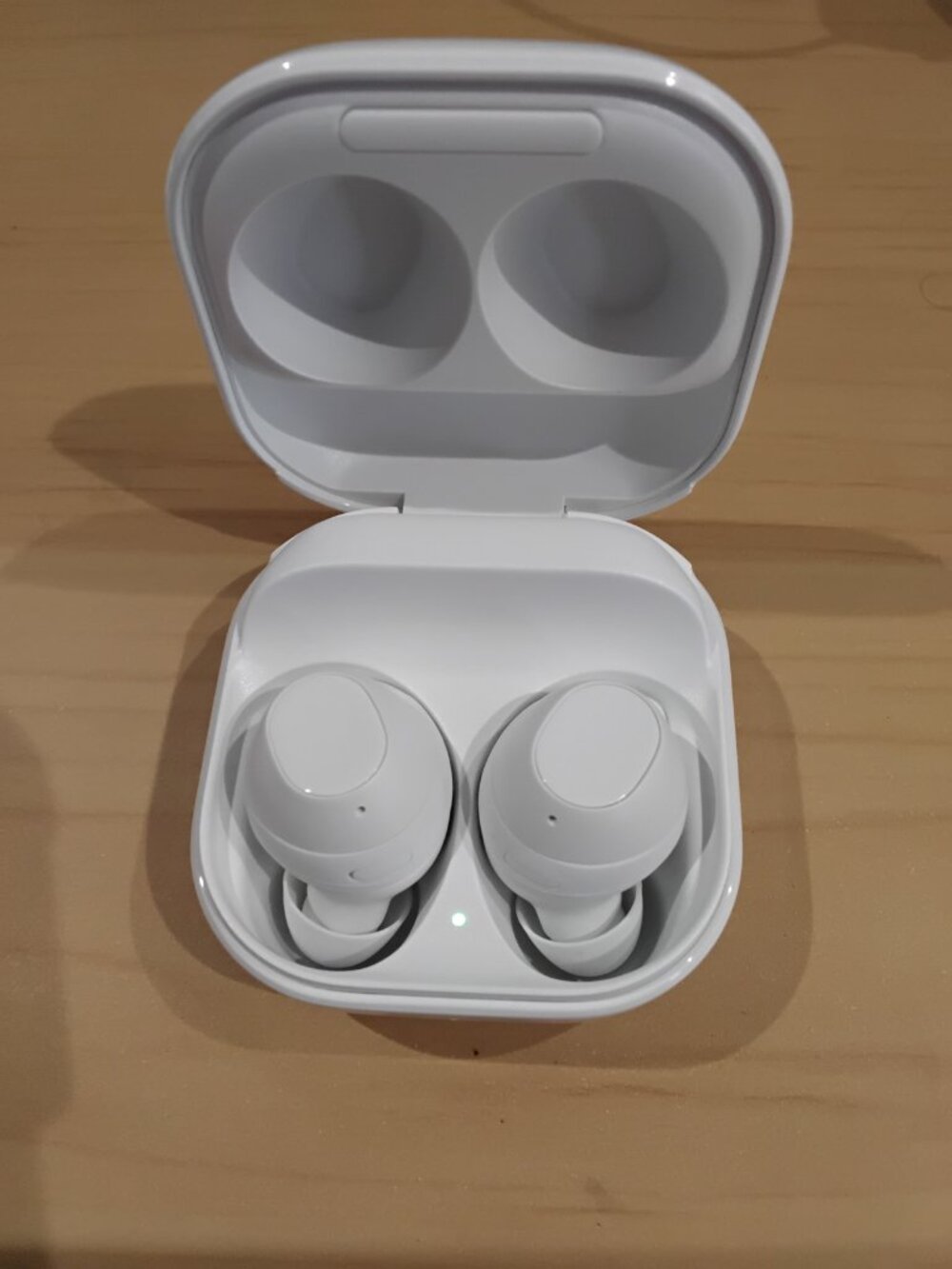 Samsung Galaxy Earbuds with Charging Case USB - Picture 9 of 11